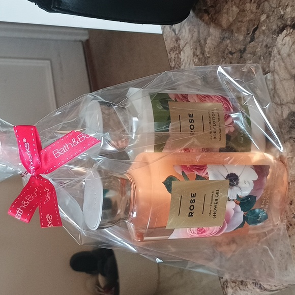 Bath & Body Works Rose Shower Gel and Body Lotion Set. New. - Picture 2 of 5